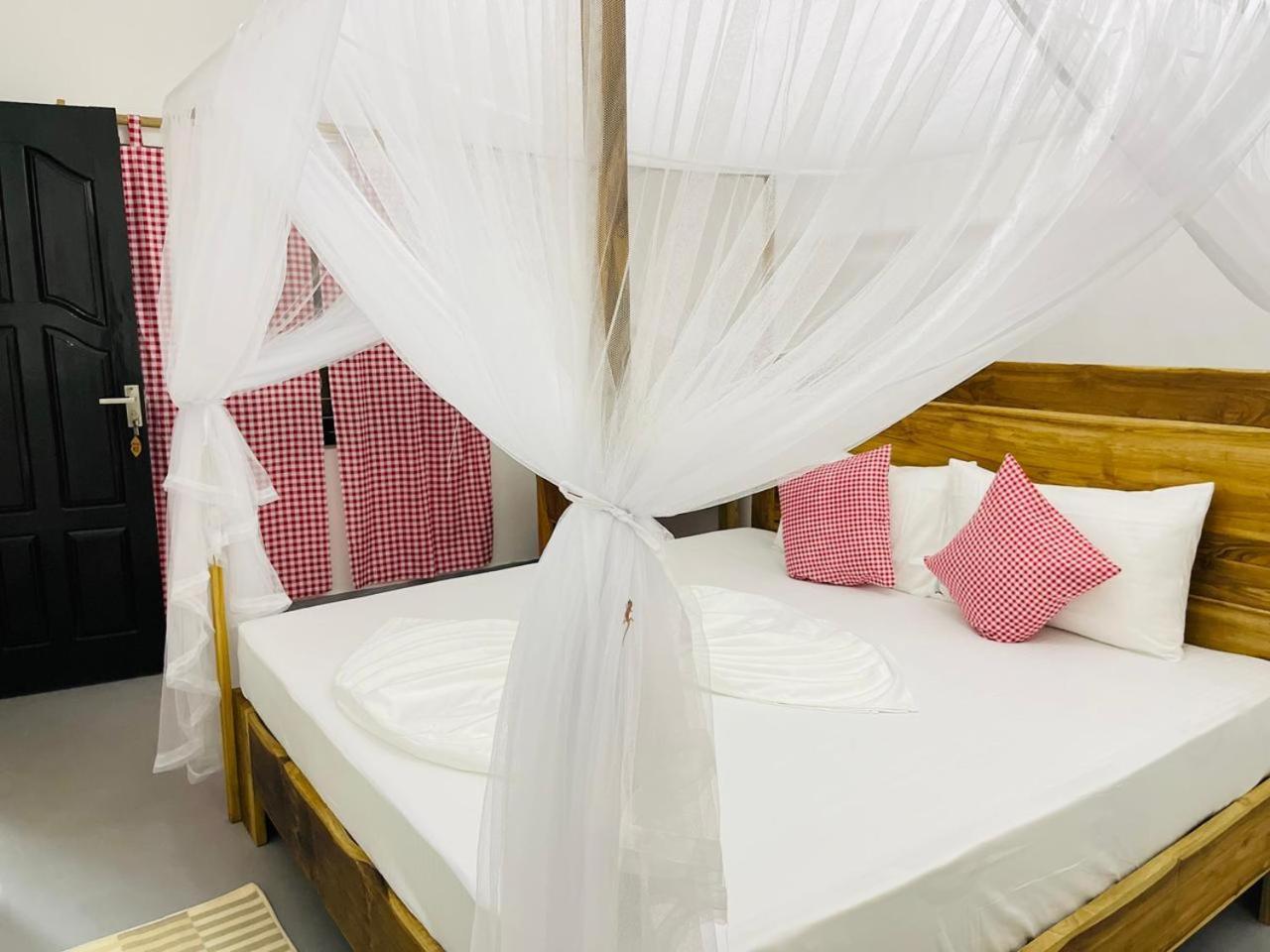 Swiss Kiss Beach Resort Uppuveli Exterior photo